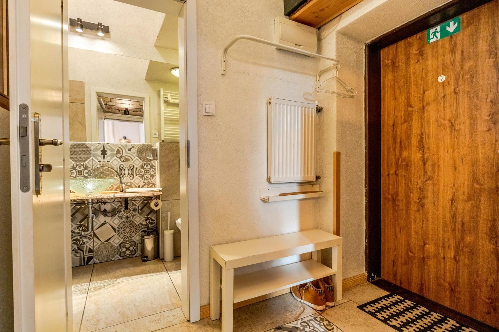 Historical Wine Apartment บราติสลาวา ภายนอก รูปภาพ